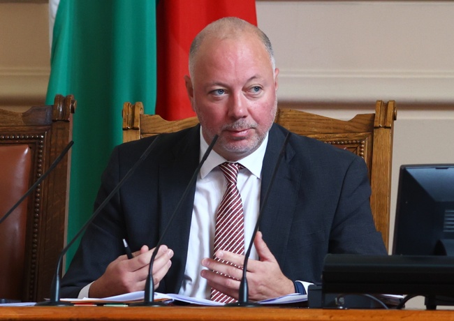 Депутатите ще продължат днес дебата по промените в Изборния кодекс, парламентарният контрол се отлага за вторник
