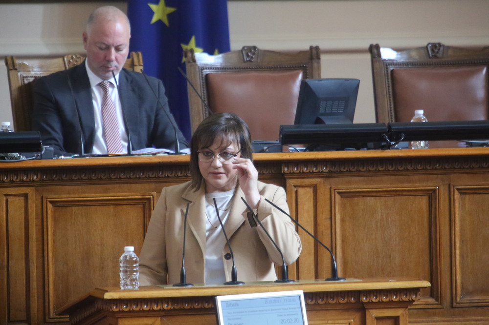 Нинова към финансовия министър: Вярно ли е, че няма да внасяте нов бюджет, а ще предложите удължаване на сегашния