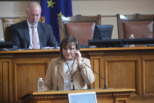 Нинова към финансовия министър: Вярно ли е, че няма да внасяте нов бюджет, а ще предложите удължаване на сегашния