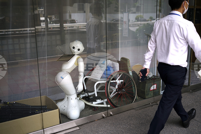 „Пепър“ на японския гигант „СофтБанк“ е признат от Книгата на рекордите на Гинес за първия масово произвеждан хуманоиден робот за услуги