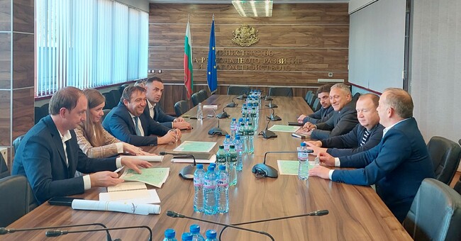 Министър Шишков представи на превозвачите варианти на обходни маршрути на пътния участък Мездра – Ребърково