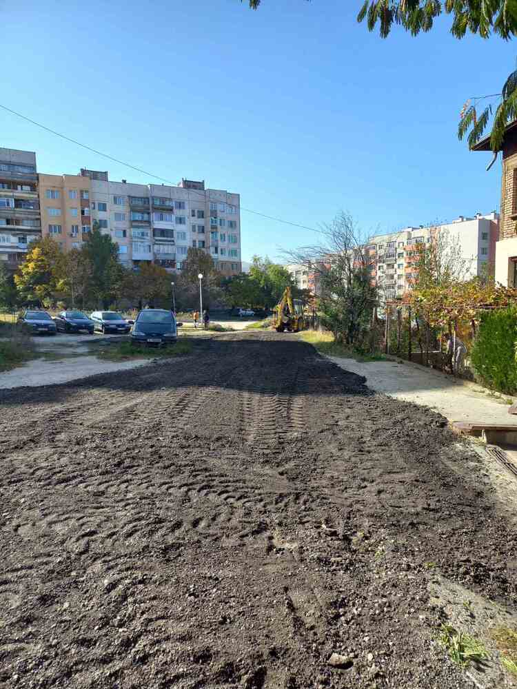 По разпореждане на кмета Илко Стоянов започна благоустрояване на улици на земна основа в кварталите на Благоевград