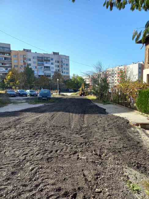 По разпореждане на кмета Илко Стоянов започна благоустрояване на улици на земна основа в кварталите на Благоевград
