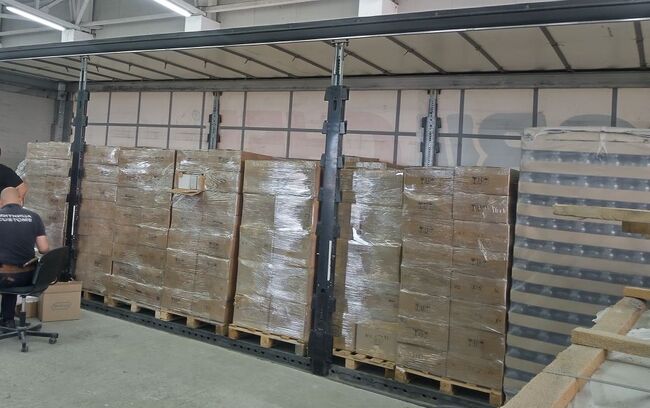 Агенция „Митници“: Близо 60 000 парфюма, „маскирани“ като буркани, задържаха митническите инспектори в района на Дунав мост при Видин