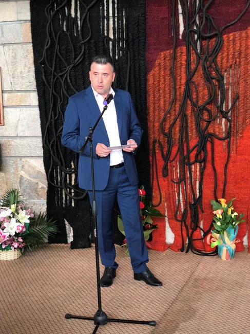 Областна администрация Смолян: Областният управител Захари Сираков поздрави Езикова гимназия „Иван Вазов“-Смолян по случай 40-тата годишнина от създаването