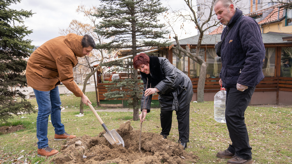 По-зелен Благоевград! Кметът Илко Стоянов засади дръвчета за по-чист въздух в областния център