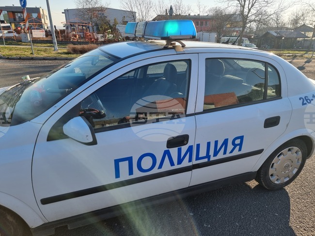 Майка и малолетният ѝ син са задържани след телефонна измама, при която се представили за роднина на потърпевша и полицай