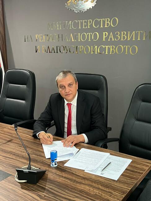 Навръх Димитровден и Ден на строителя! Кметът Илко Стоянов подписа договор за финансиране на ул. „Промишлена“