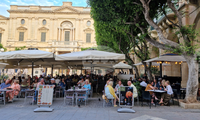 Засилен интерес към предложенията за почивки в чужбина по време на празниците отчетоха собственици на туристически агенции в Бургас 