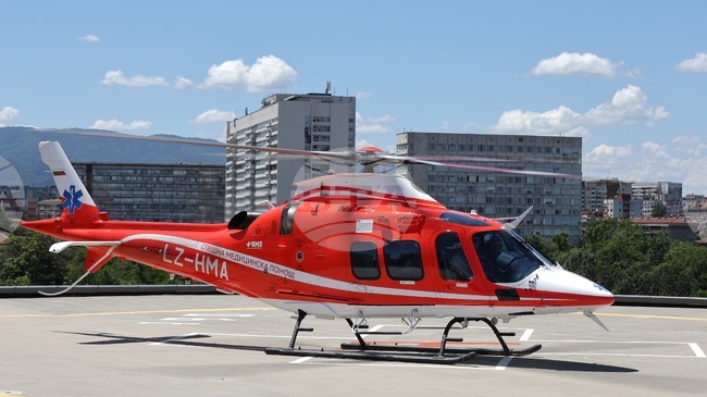 Бебе на осем месеца и 91-годишна жена са транспортирани днес с хеликоптерите за спешна помощ 