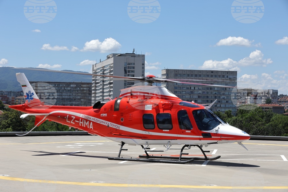 Бебе на осем месеца и 91-годишна жена са транспортирани днес с хеликоптерите за спешна помощ 