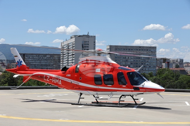 Бебе на осем месеца и 91-годишна жена са транспортирани днес с хеликоптерите за спешна помощ 