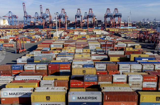 Пожар избухна в пристанището на Хамбург, затворена е основна магистрала 