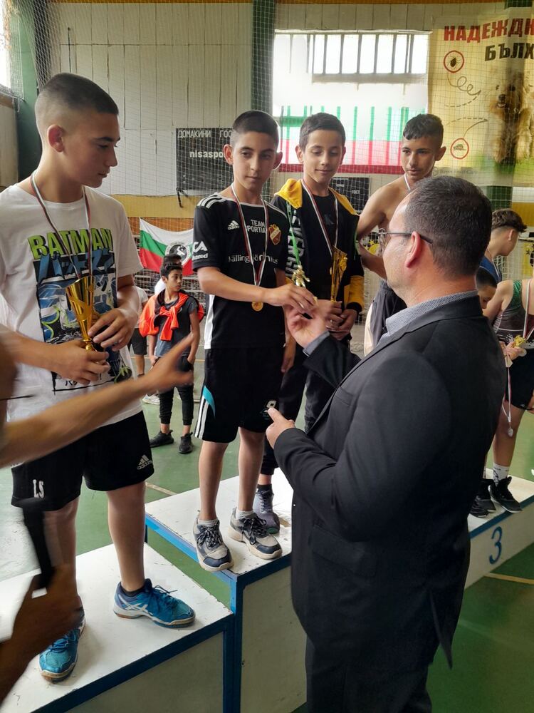 Отборът на ОУ „Св. св. Кирил и Методий“ спечели купата на Община Ловеч на първенството по борба