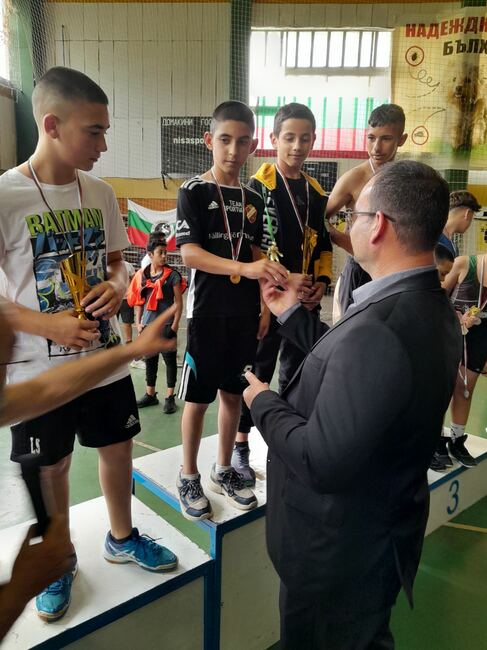 Отборът на ОУ „Св. св. Кирил и Методий“ спечели купата на Община Ловеч на първенството по борба
