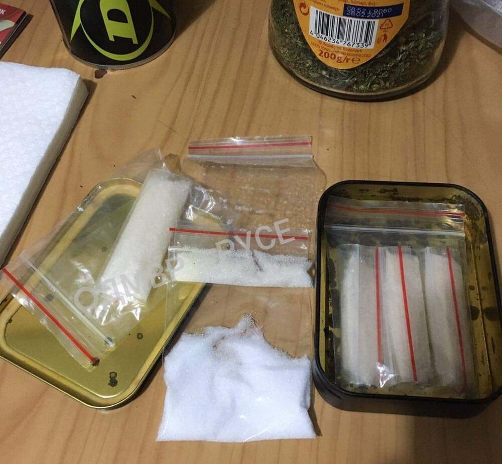 В Русе непълнолетен укривал наркотик в гипс на дясната си ръка 