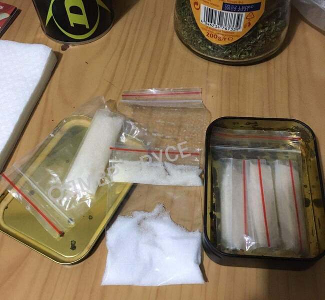 В Русе непълнолетен укривал наркотик в гипс на дясната си ръка 