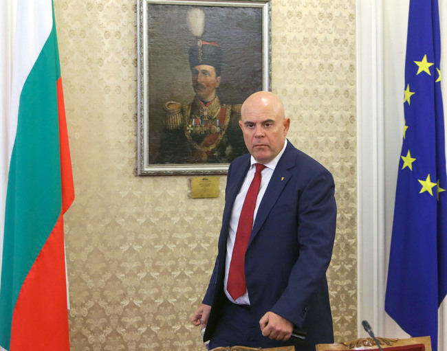 Ще се постараем да предложим варианти за решаване на проблема с "войната по пътищата", каза Иван Гешев
