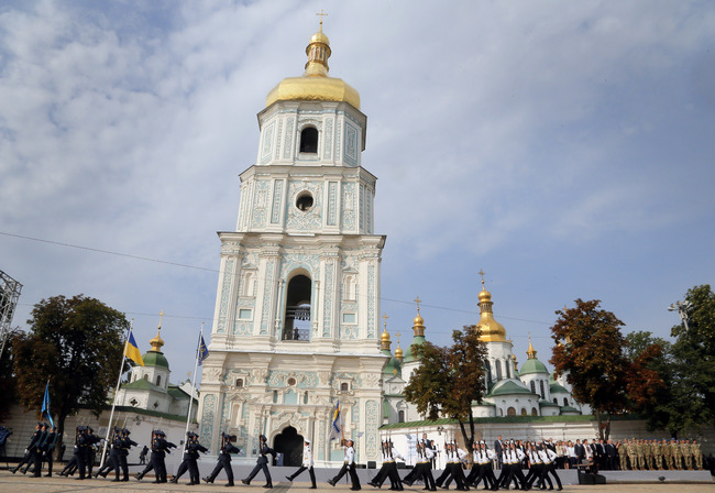Украинската православна църва, свързана досега с Москва, обяви, че скъсва с Русия и става "напълно независима"