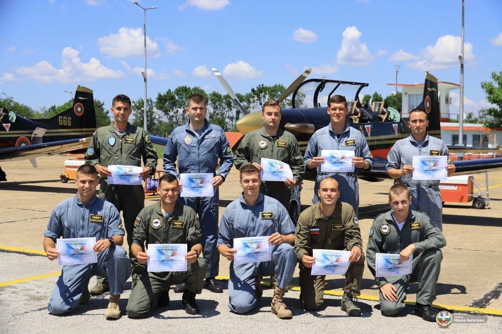 Самостоятелни полети на самолет “Pilatus” РС-9М изпълниха курсантите-летци Випуск 2024 г. 