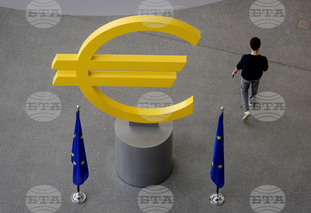 Инфлацията се забавя на фона на по-нисък ръст на заплатите, заяви главният икономист на ЕЦБ