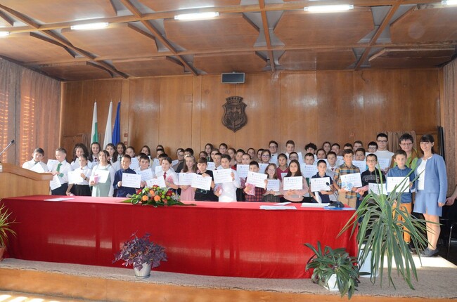 Наградиха победителите в Димитровденското математическо състезание