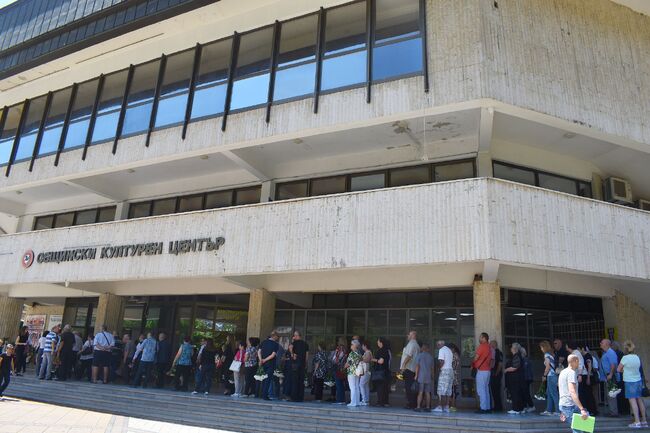 Президентът Румен Радев изпрати съболезнователен адрес за кончината на Денчо Бояджиев, стотици се простиха с дългогодишния кмет на Разград по време на поклонението в Общинския културен център