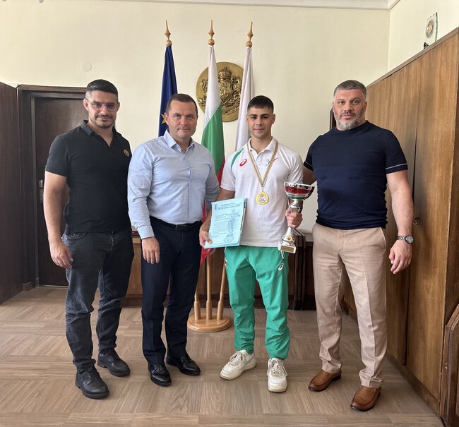 Община Русе: Пенчо Милков награди младия русенски каратист Даниел Върбанов за завоюваната европейска титла