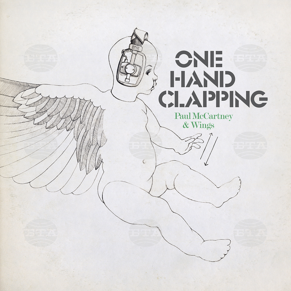 Пол Маккартни издава албума One Hand Clapping, записан през 1974 г.