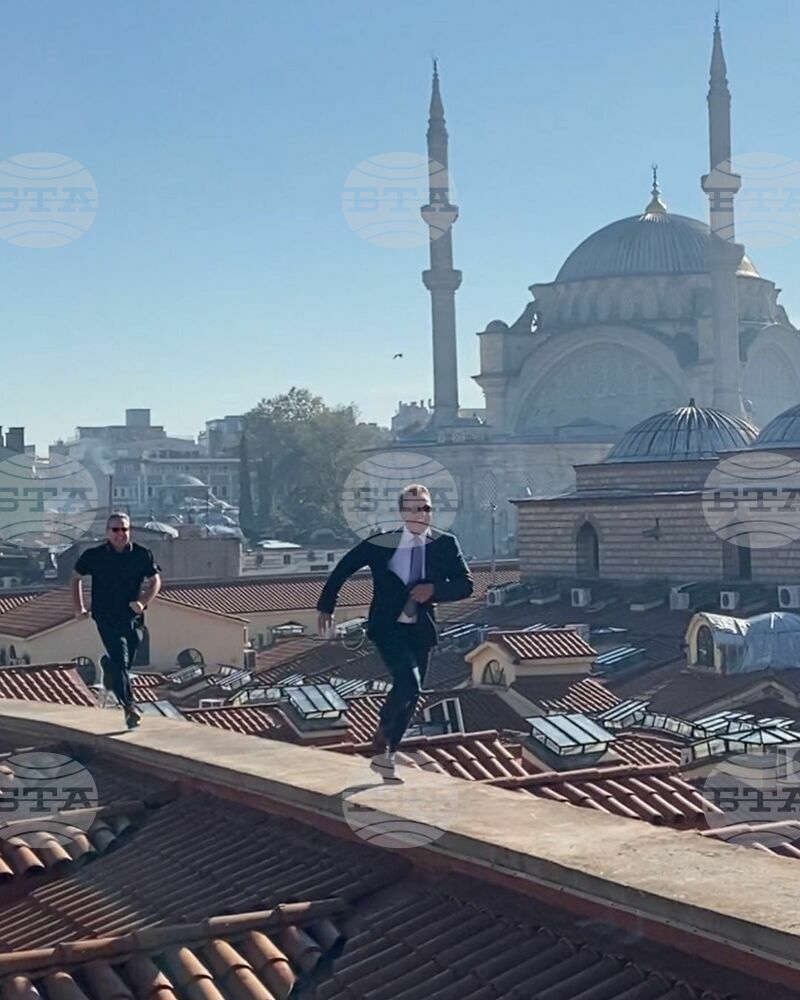 Посланикът на САЩ в Турция се превъплъти в Джеймс Бонд, бягайки по покрива на Капалъ чаршъ