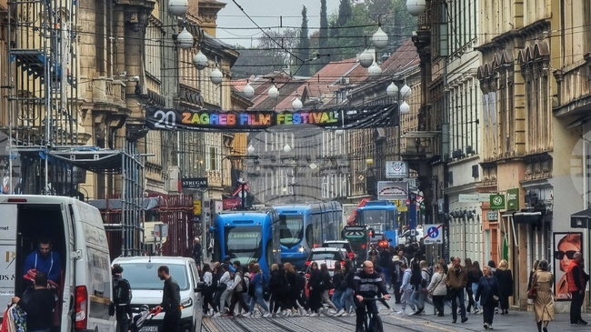 Подкрепата за еврото нараства след приемането му въпреки смесените нагласи преди това, сочи анализ