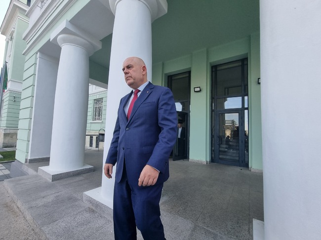 Главният прокурор Иван Гешев обеща справедливост на семейството на загиналото при катастрофа в Шумен 22-годишно момиче