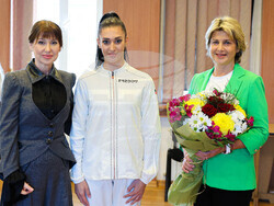 Снимка: Министерство на младежта и спорта - Министърът на младежта и спорта Весела Лечева награди с  почетни плакети ансамбъла по художествена гимнастика 