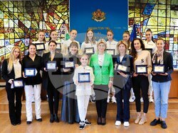 Снимка: Министерство на младежта и спорта - Министърът на младежта и спорта Весела Лечева награди с  почетни плакети ансамбъла по художествена гимнастика 