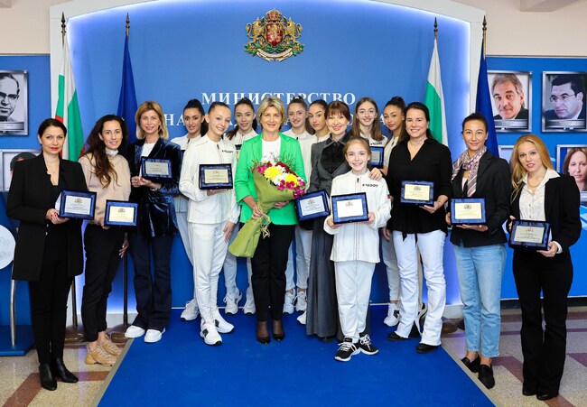 Весела Лечева награди ансамбъла по художествена гимнастика, Стилияна Николова и Боряна Калейн за големите им постижения на световното и европейското първенство