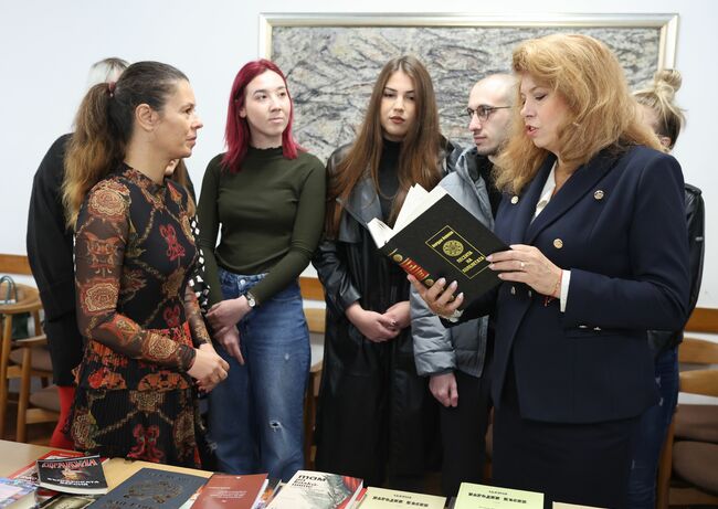 Вицепрезидентът Илияна Йотова поднесе венец пред паметника на Вазов в Загреб, срещна се със студенти от Загребския университет