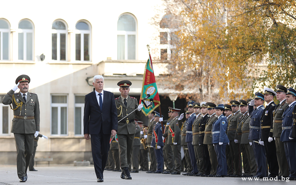 Министър Стоянов към офицерите от Военната академия: Вие ще имате професионалния шанс да реализирате модернизацията на въоръжените сили 