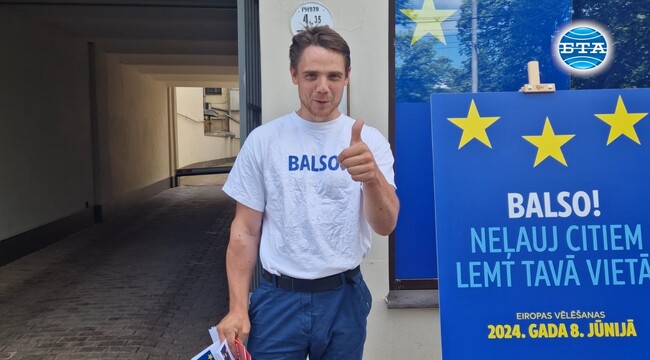 Доброволци агитират латвийците в кампания на ЕП в Рига