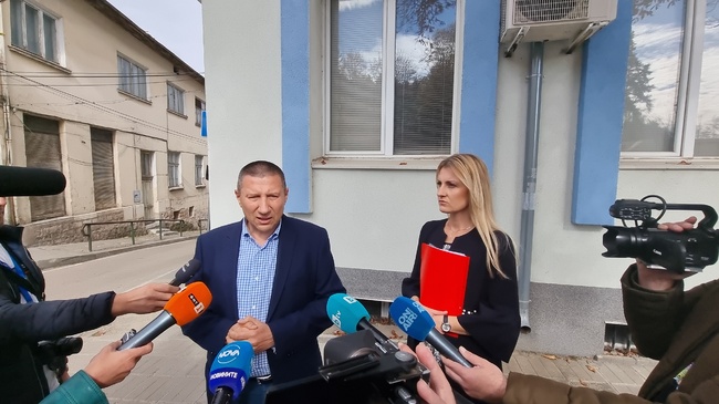 В късния следобед продължават претърсванията и се извършват следствени действия в Община Белоградчик и на четири адреса