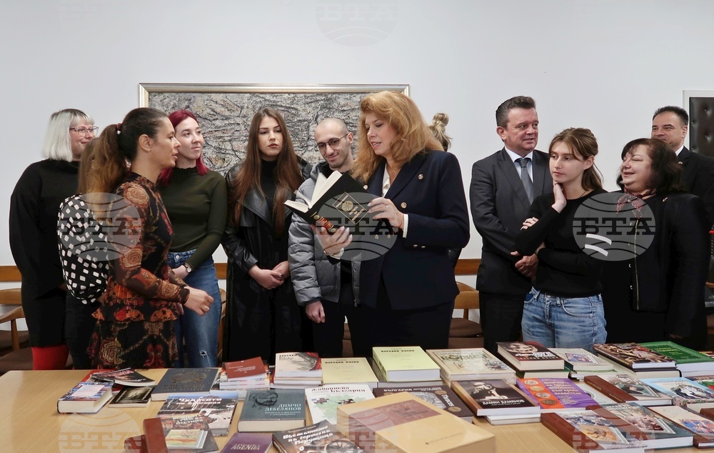 Книги на български класици подари вицепрезидентът Йотова на лектората по български език в Загребския университет