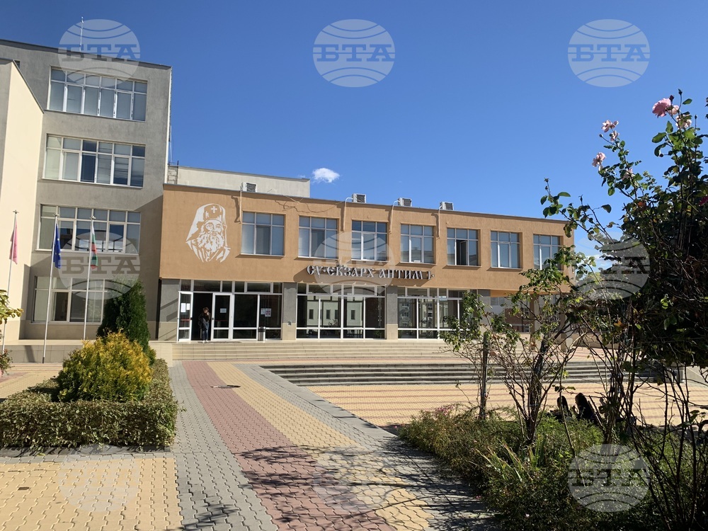 Средно училище "Екзарх Антим I" в Казанлък ще отбележи утре своята 185-а годишнина
