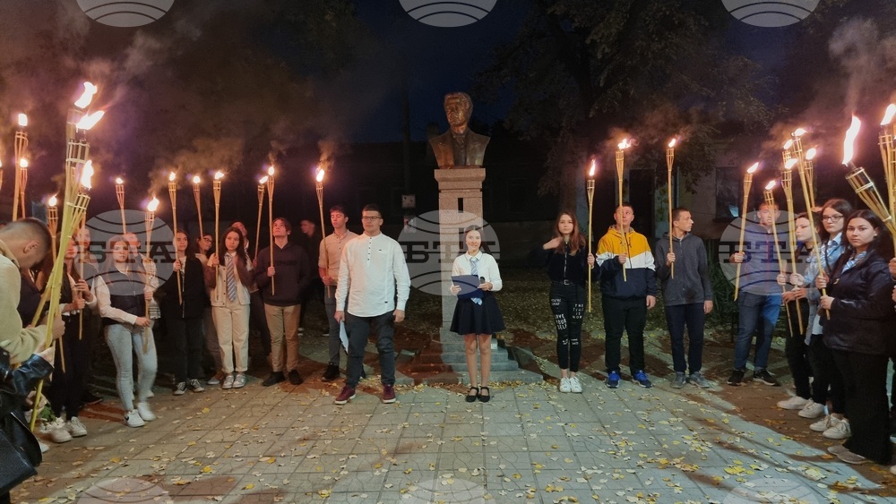Факелно шествие за Деня на народните будители освети центъра на Силистра