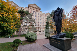 Молдова – Паметникът на Йон и Дойна Алдея-Теодоровичи