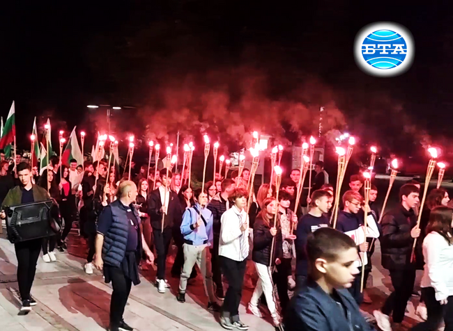Факелно шествие за Деня на народните будители освети центъра на Силистра