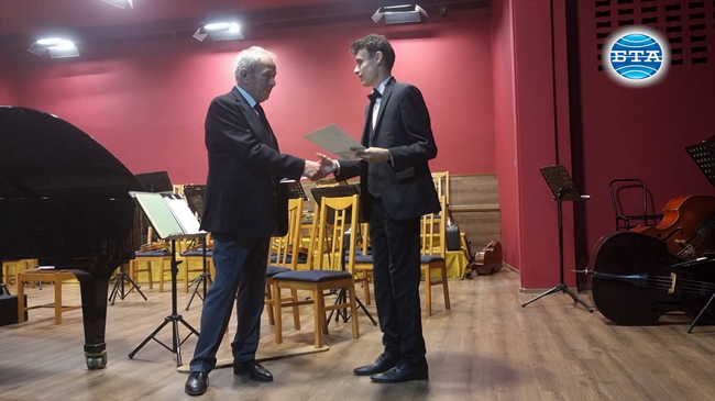 Александър Томов е носител на наградата „Димитър Ненов“ от Седмия международен конкурс за млади пианисти в Разград