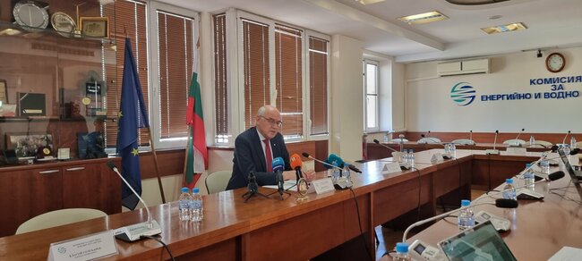 Битовите потребители нормативно ще напуснат регулирания пазар до 31 декември 2025 г., каза председателят на КЕВР