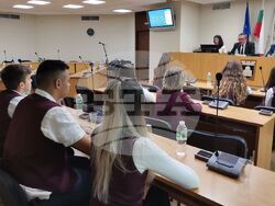 Ученици участваха в заседание на Общинския съвет, влязоха в ролята и на съветници