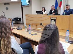 Ученици участваха в заседание на Общинския съвет, влязоха в ролята и на съветници