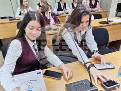 Ученици участваха в заседание на Общинския съвет, влязоха в ролята и на съветници