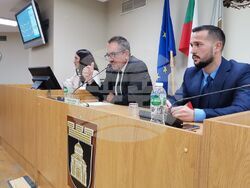 Ученици участваха в заседание на Общинския съвет, влязоха в ролята и на съветници